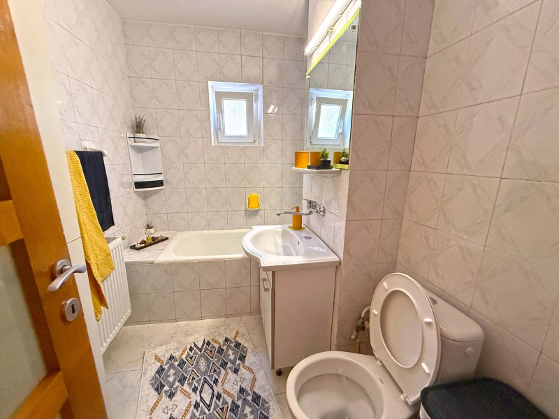 2 camere decomandate, centrala termica, 1 Mai - Pelendava, etaj1, modern, complet mobilat si utilat, izolat termic