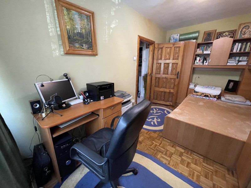 2 camere decomandate, etaj1, Rovine, Wiesana, fostul Frigorifer, in spatele Facultatii de Drept