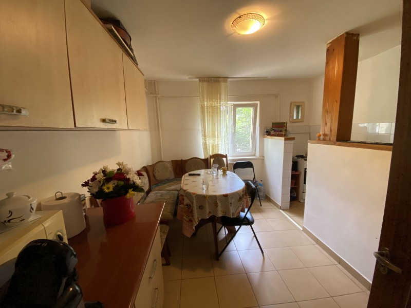 2 camere decomandate, parter, doua balcoane, foarte spatios Valea Rosie