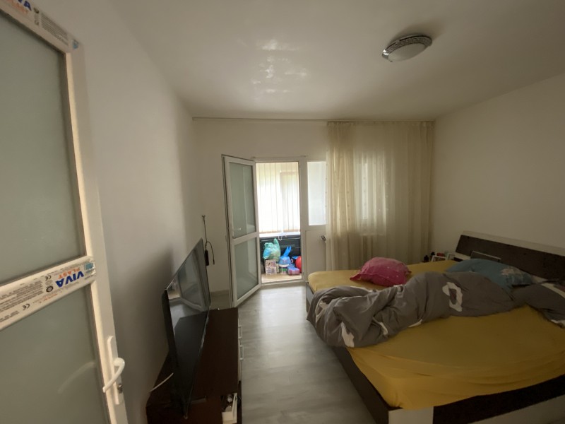2 camere decomandate, parter, doua balcoane, foarte spatios Valea Rosie