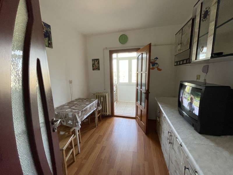 2 camere decomandate etaj4 Rovine Nicolae Iorga, Restaurant Cleo