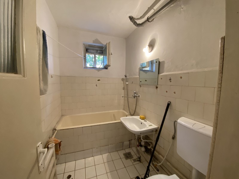 2 camere nemodernizat, etaj1, Severinului - Gradina Botanica, teava gaze la usa, toate actele in regula