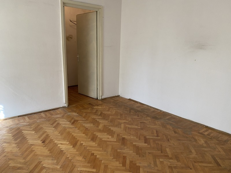 2 camere nemodernizat, etaj1, Severinului - Gradina Botanica, teava gaze la usa, toate actele in regula