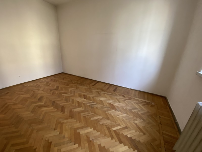 2 camere nemodernizat, etaj1, Severinului - Gradina Botanica, teava gaze la usa, toate actele in regula