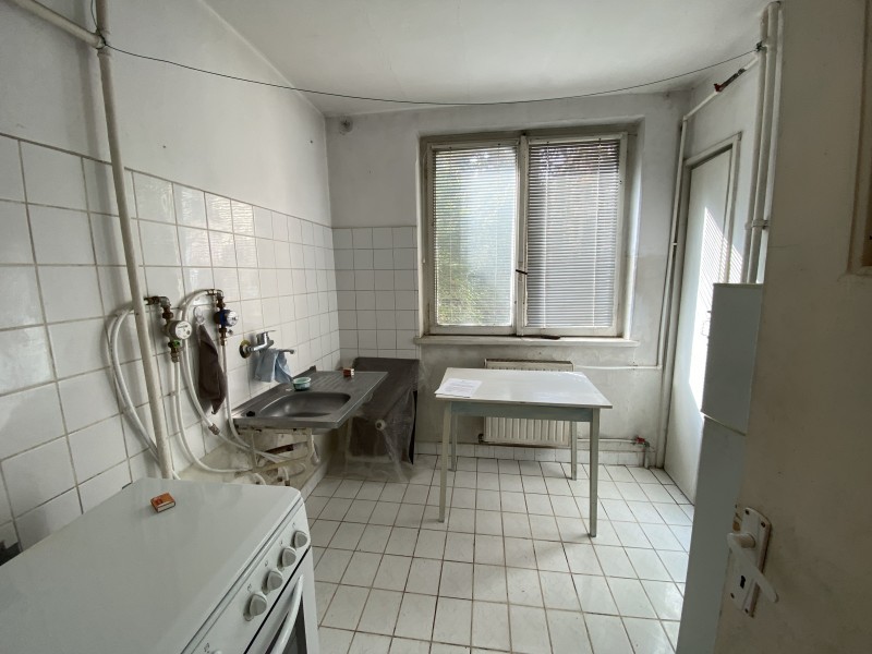 2 camere nemodernizat, etaj1, Severinului - Gradina Botanica, teava gaze la usa, toate actele in regula