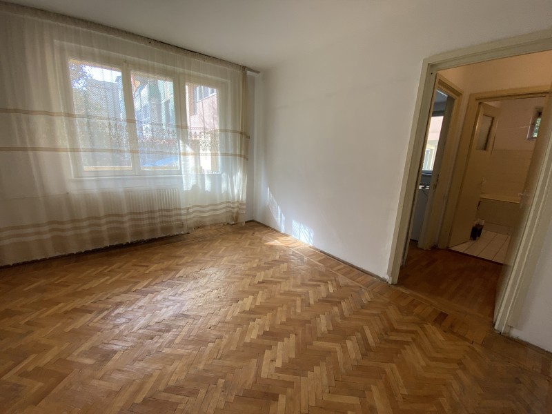 2 camere nemodernizat, etaj1, Severinului - Gradina Botanica, teava gaze la usa, toate actele in regula