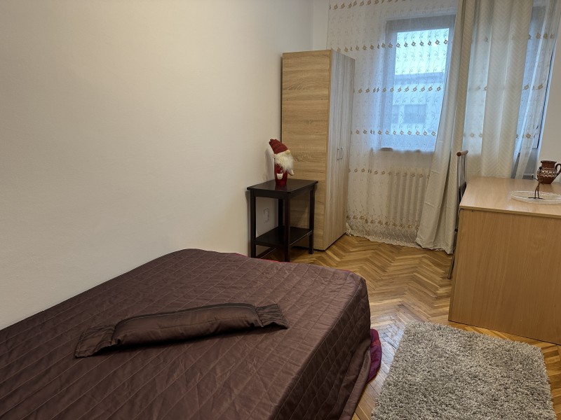 3 camere decomandat foarte spatios, Bd 1Mai, etaj2, stradal, centrala termica