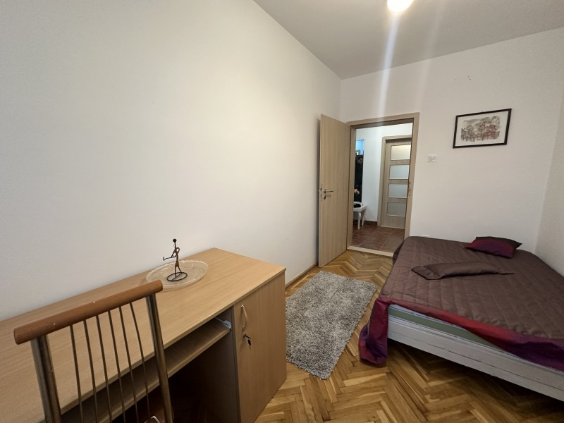 3 camere decomandat foarte spatios, Bd 1Mai, etaj2, stradal, centrala termica