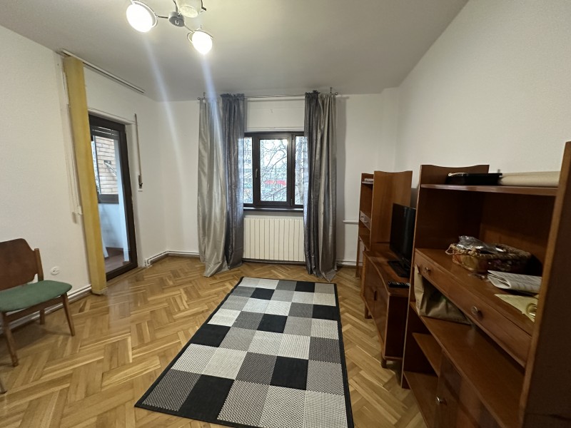 3 camere decomandat foarte spatios, Bd 1Mai, etaj2, stradal, centrala termica