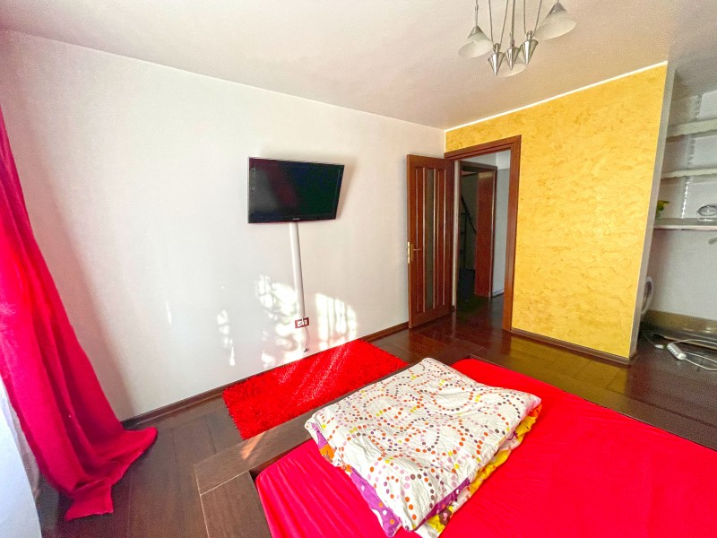 3 camere decomandate, parter 1 Mai, zona spatele fabricii de Confectii - Targ, K-uri