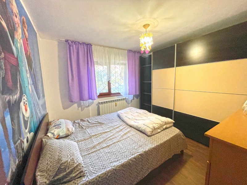 3 camere decomandate, parter 1 Mai, zona spatele fabricii de Confectii - Targ, K-uri