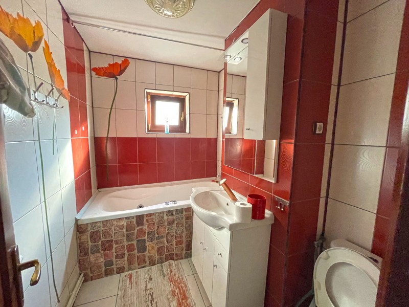 3 camere decomandate, parter 1 Mai, zona spatele fabricii de Confectii - Targ, K-uri