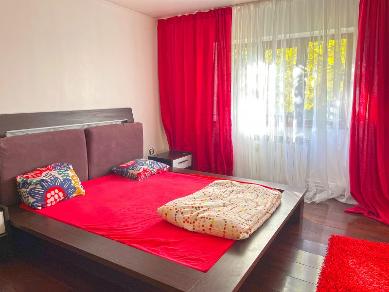 3 camere decomandate, parter 1 Mai, zona spatele fabricii de Confectii - Targ, K-uri