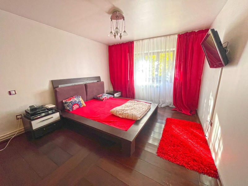 3 camere decomandate, parter 1 Mai, zona spatele fabricii de Confectii - Targ, K-uri