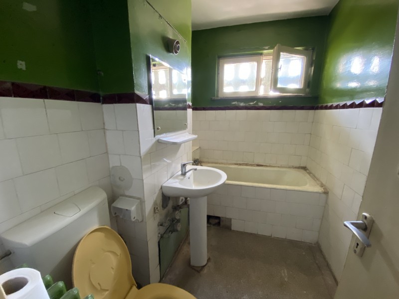 3 camere decomandate foarte spatios Piata Centrala, Calea Bucuresti, nemobilat