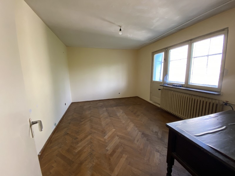 3 camere decomandate foarte spatios Piata Centrala, Calea Bucuresti, nemobilat