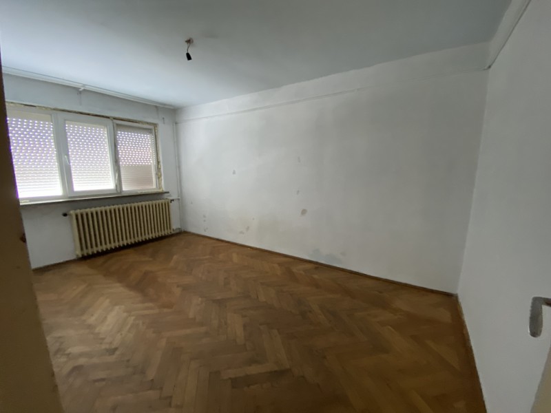 3 camere decomandate foarte spatios Piata Centrala, Calea Bucuresti, nemobilat