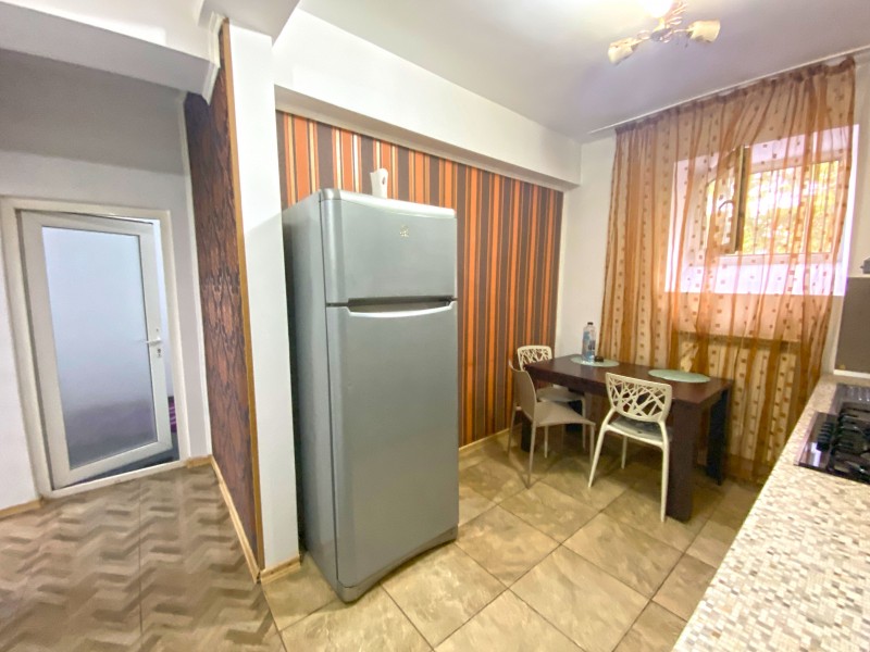 Apartament 2 camere decomandat, mobilat si utilat complet, centrala termica, demisol, intre Ramada si Liceul CFR
