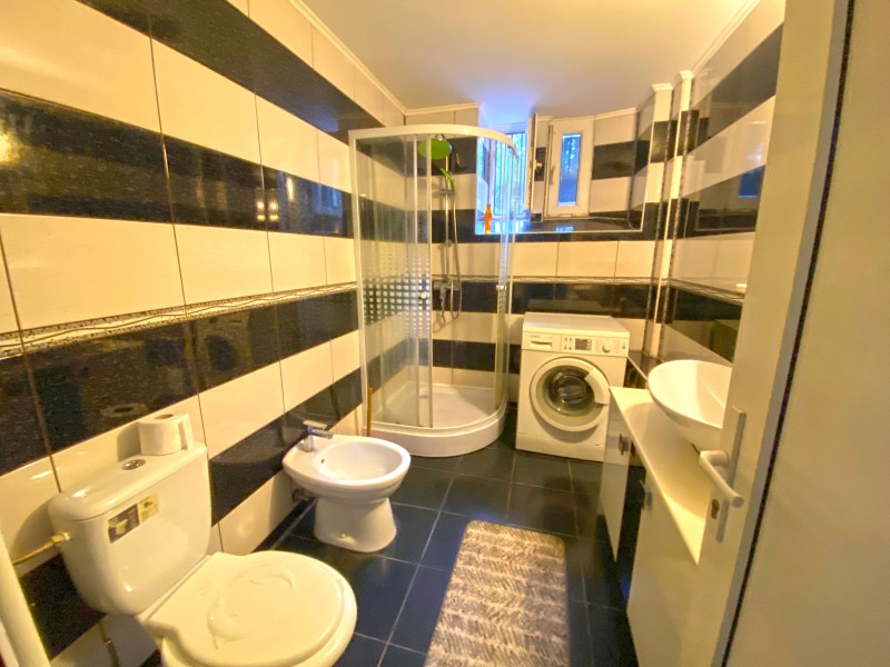 Apartament 2 camere decomandat, mobilat si utilat complet, centrala termica, demisol, intre Ramada si Liceul CFR