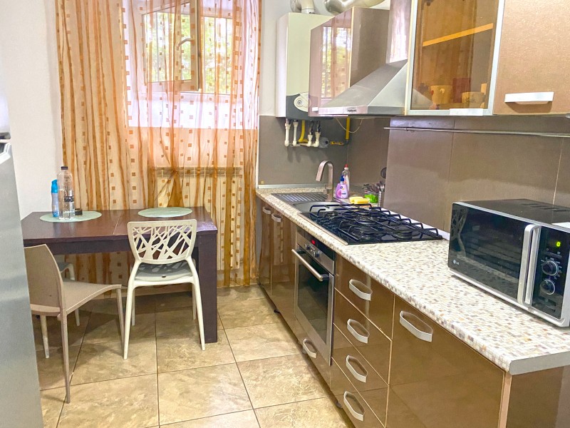 Apartament 2 camere decomandat, mobilat si utilat complet, centrala termica, demisol, intre Ramada si Liceul CFR
