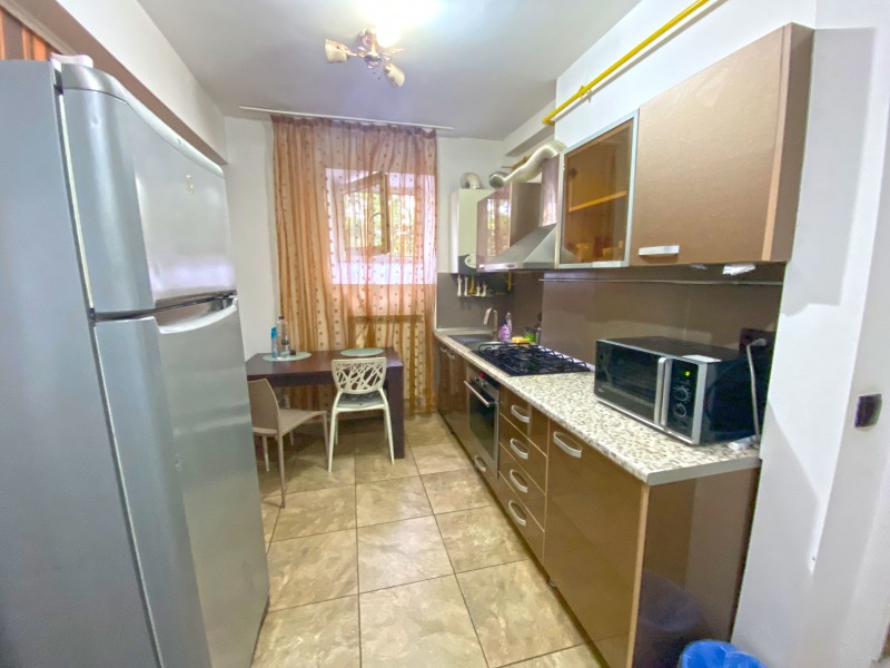Apartament 2 camere decomandat, mobilat si utilat complet, centrala termica, demisol, intre Ramada si Liceul CFR