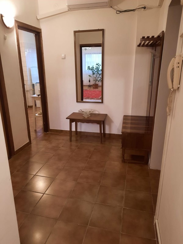 Apartament 2 camere decomandate, etaj 2, zona ultracentrala, Universitate.