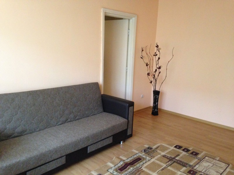 Apartament 2 camere semidecomandat, centrala termica, mobilat, etaj 1/4, Calea Bucuresti, zona Mc'Donalds