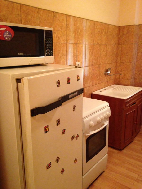 Apartament 2 camere semidecomandat, centrala termica, mobilat, etaj 1/4, Calea Bucuresti, zona Mc'Donalds