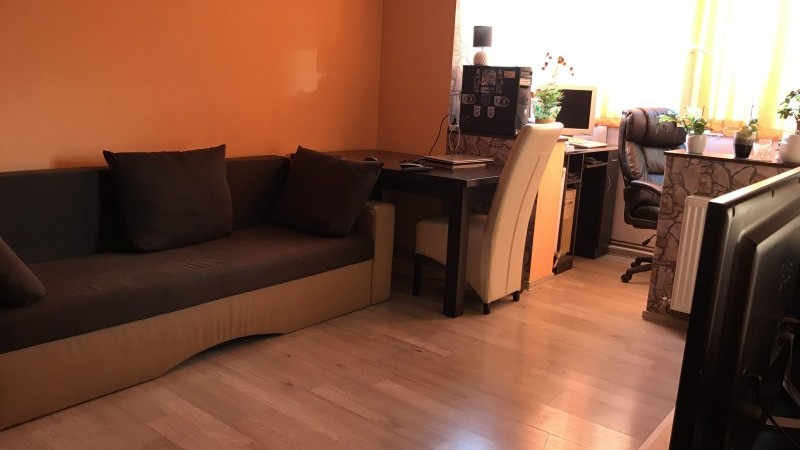 Apartament 3 camere Craiovita, etaj1, renovat