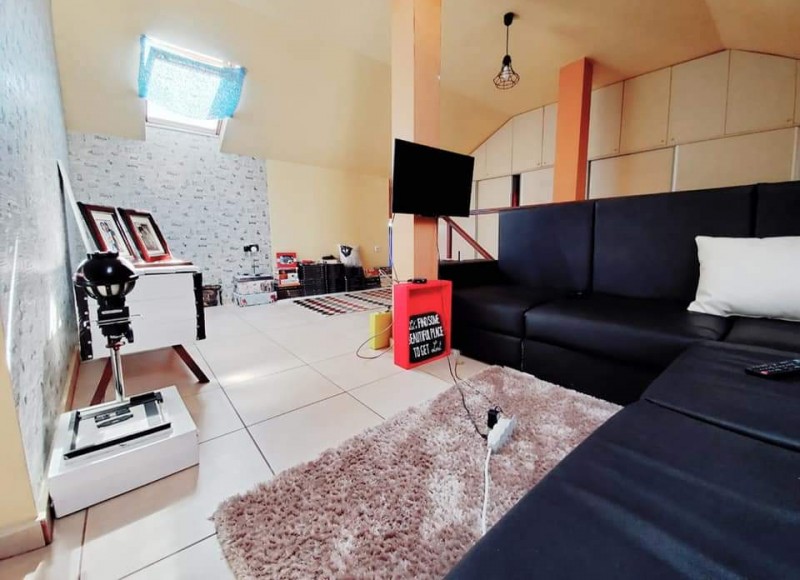 Apartament 3 camere foarte spatios cu scara interioara modern, centrala termica, curte privata pentru masina