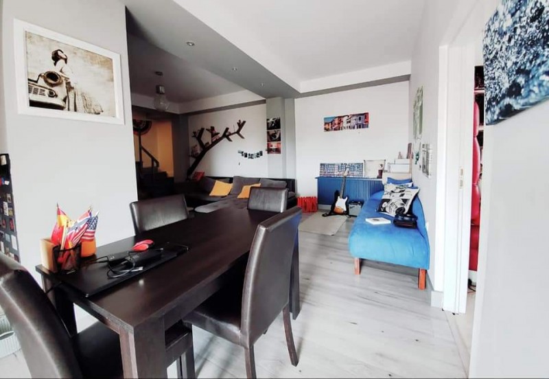 Apartament 3 camere foarte spatios cu scara interioara modern, centrala termica, curte privata pentru masina