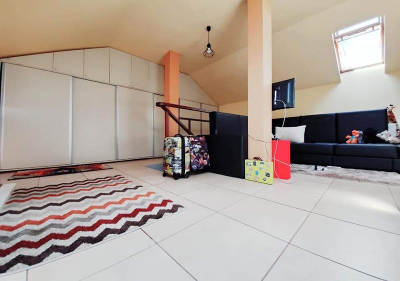 Apartament 3 camere foarte spatios cu scara interioara modern, centrala termica, curte privata pentru masina