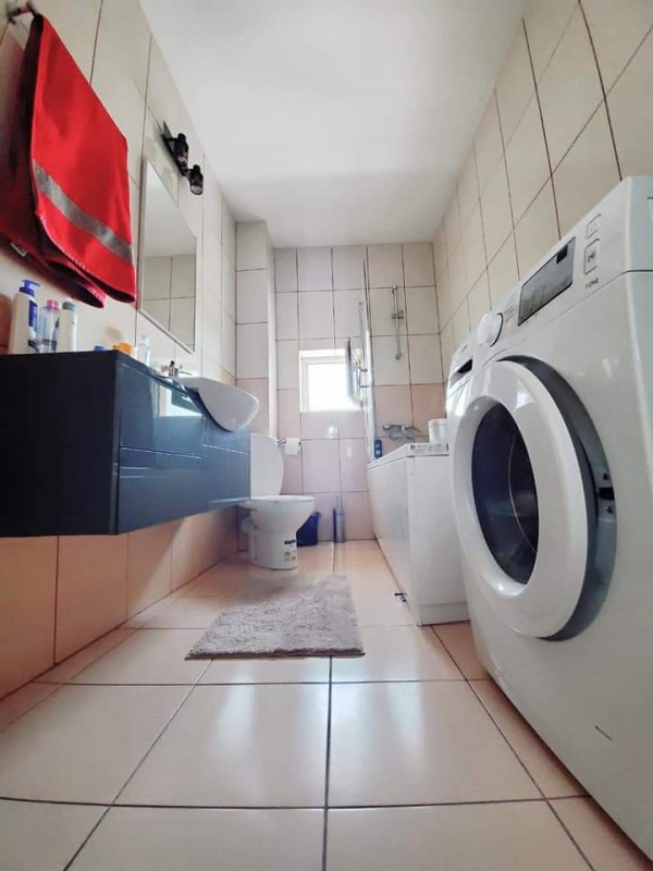 Apartament 3 camere foarte spatios cu scara interioara modern, centrala termica, curte privata pentru masina