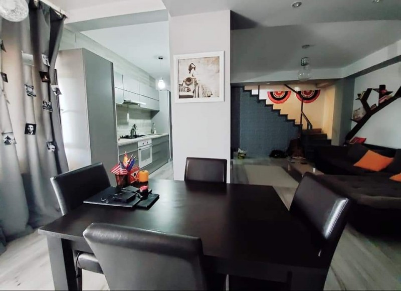 Apartament 3 camere foarte spatios cu scara interioara modern, centrala termica, curte privata pentru masina