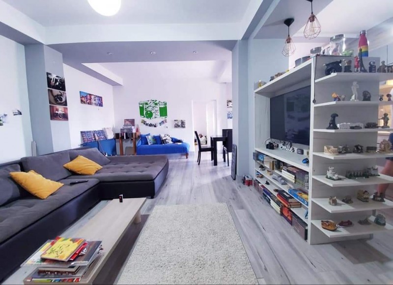 Apartament 3 camere foarte spatios cu scara interioara modern, centrala termica, curte privata pentru masina