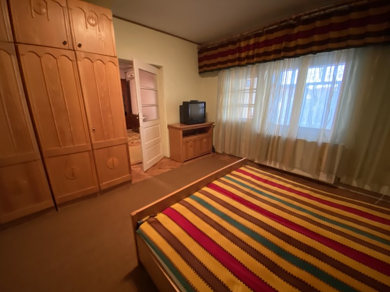 Apartament 3 camere semidecomandate, centrala termica, situat Central (zona Ana Ipatescu - Piata Chiriac) Medicina Veche