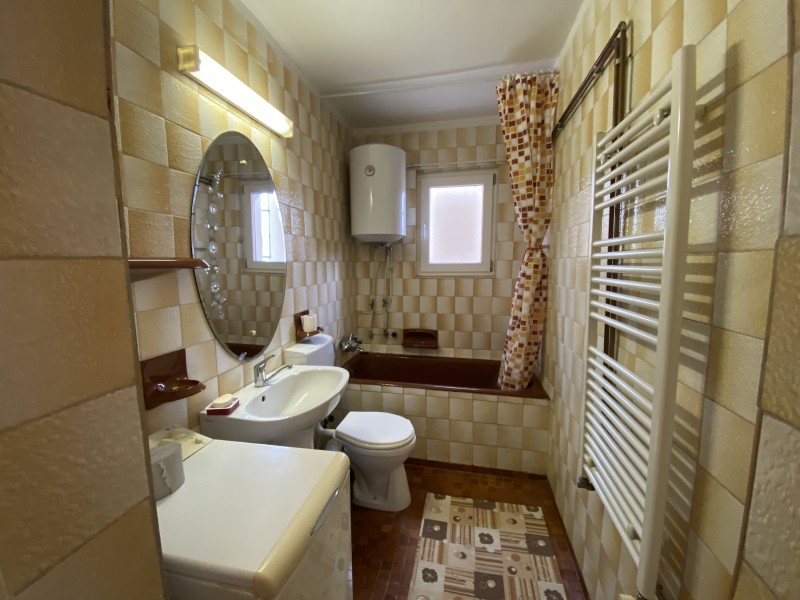 Apartament 3 camere semidecomandate, centrala termica, situat Central (zona Ana Ipatescu - Piata Chiriac) Medicina Veche