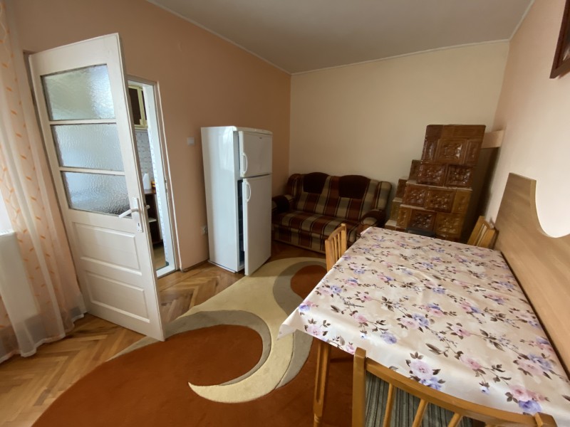 Apartament 3 camere semidecomandate, centrala termica, situat Central (zona Ana Ipatescu - Piata Chiriac) Medicina Veche