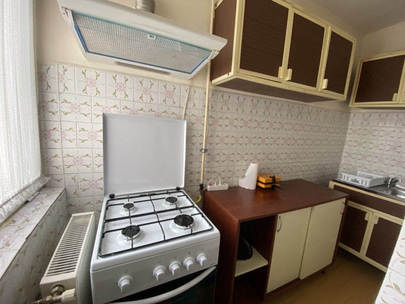 Apartament 3 camere semidecomandate, centrala termica, situat Central (zona Ana Ipatescu - Piata Chiriac) Medicina Veche