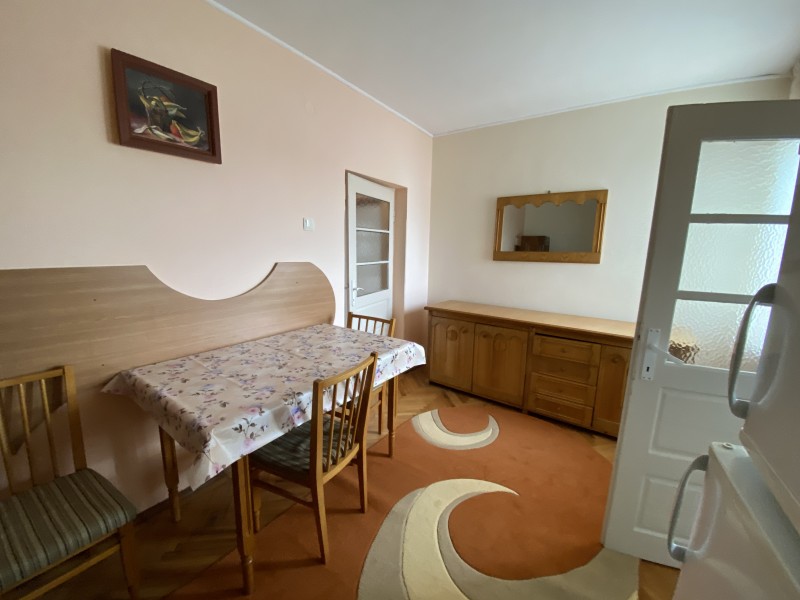 Apartament 3 camere semidecomandate, centrala termica, situat Central (zona Ana Ipatescu - Piata Chiriac) Medicina Veche