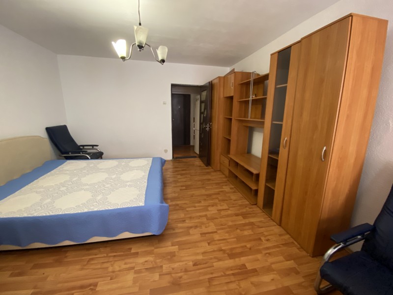 Garsoniera mobilata si utilata complet, Brazda lui Novac - La Roca, foarte spatioasa, semidecomandata