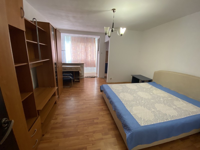 Garsoniera mobilata si utilata complet, Brazda lui Novac - La Roca, foarte spatioasa, semidecomandata