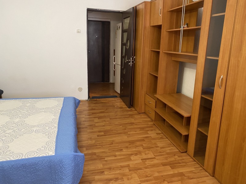 Garsoniera mobilata si utilata complet, Brazda lui Novac - La Roca, foarte spatioasa, semidecomandata