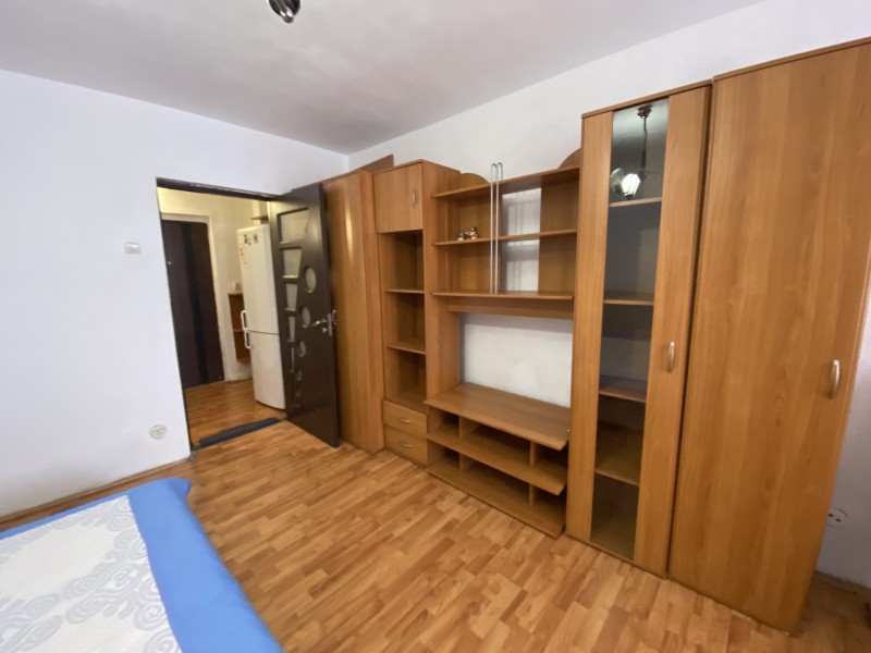 Garsoniera mobilata si utilata complet, Brazda lui Novac - La Roca, foarte spatioasa, semidecomandata