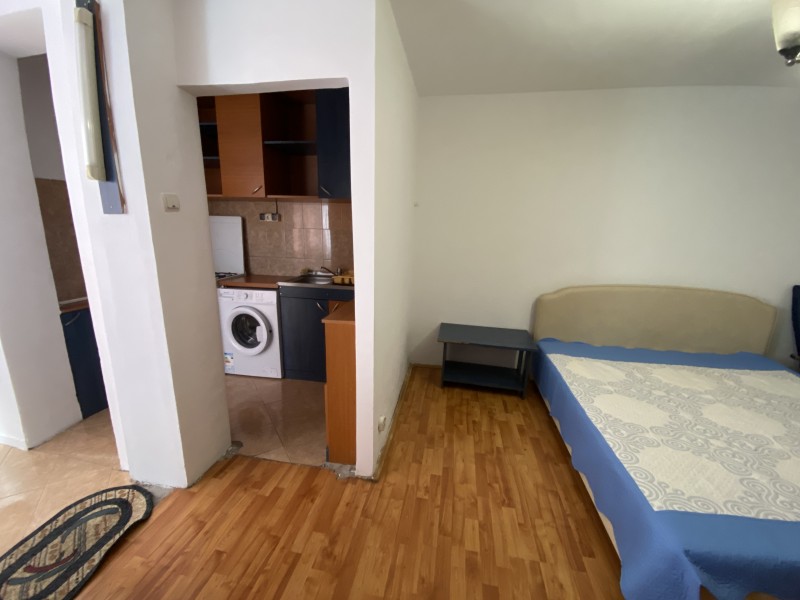 Garsoniera mobilata si utilata complet, Brazda lui Novac - La Roca, foarte spatioasa, semidecomandata