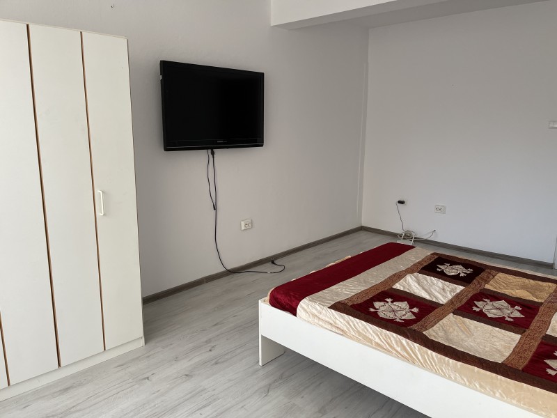 Garsoniera mobilata si utilata complet, Calea Bucuresti - Rotonda, foarte spatioasa, parter