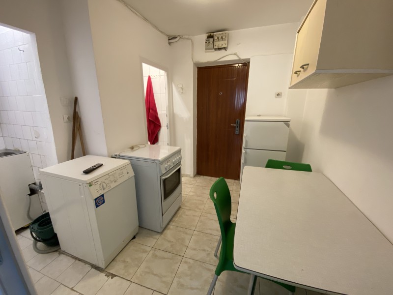 Garsoniera mobilata si utilata complet, Calea Bucuresti - Rotonda, foarte spatioasa, parter
