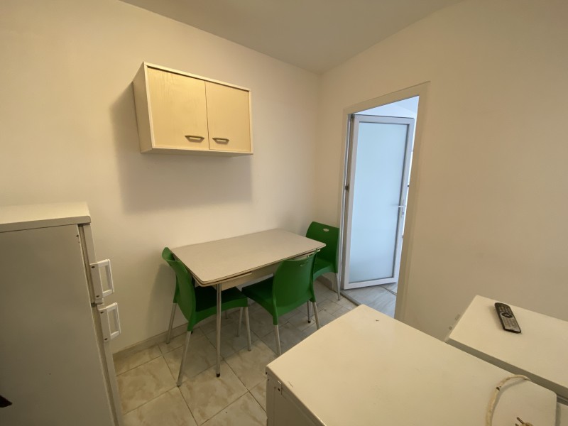 Garsoniera mobilata si utilata complet, Calea Bucuresti - Rotonda, foarte spatioasa, parter