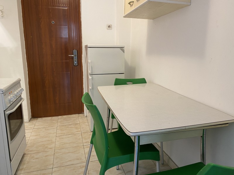 Garsoniera mobilata si utilata complet, Calea Bucuresti - Rotonda, foarte spatioasa, parter