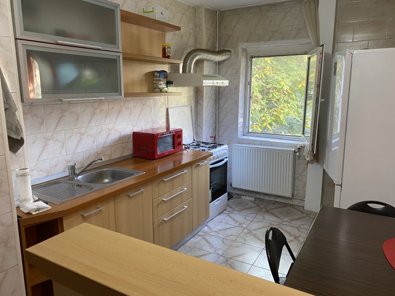 Inchiriere apartament 2 camere decomandat, mobilat, etaj 1/4, Calea Bucuresti, zona Institut